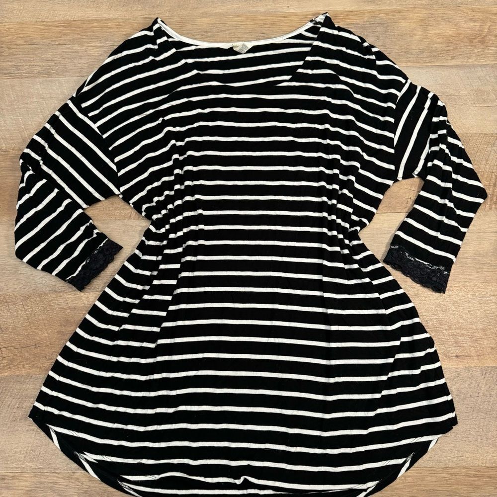 Soma Black and White Striped 3/4 Sleeve w/ Lace Detail Sleep Top Size Large